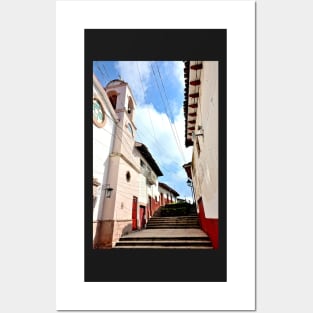 Ruelle dans la ville colonial de Patzcuaro Posters and Art